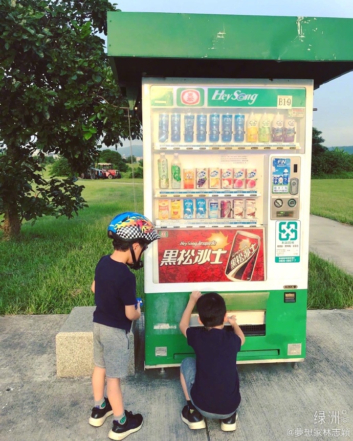 林志颖带儿子过周末 双胞胎骑车累了自己买饮料喝