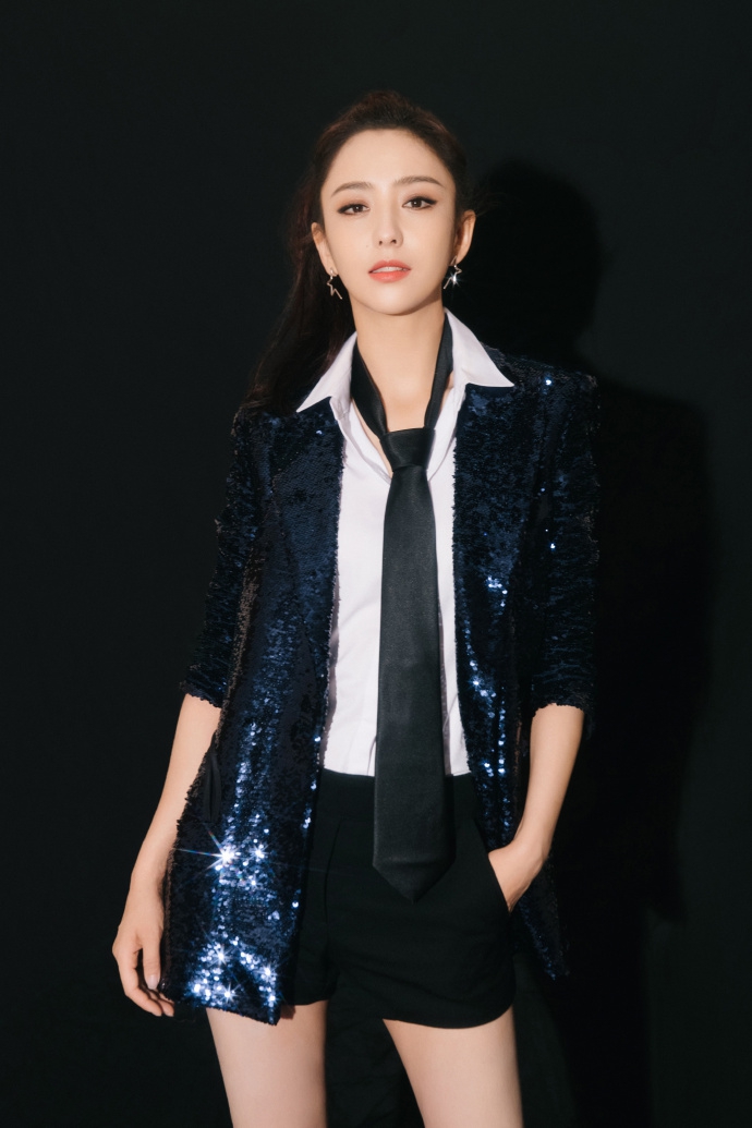 佟丽娅穿亮片西装搭热裤秀美腿 扎高马尾大气利落气场强