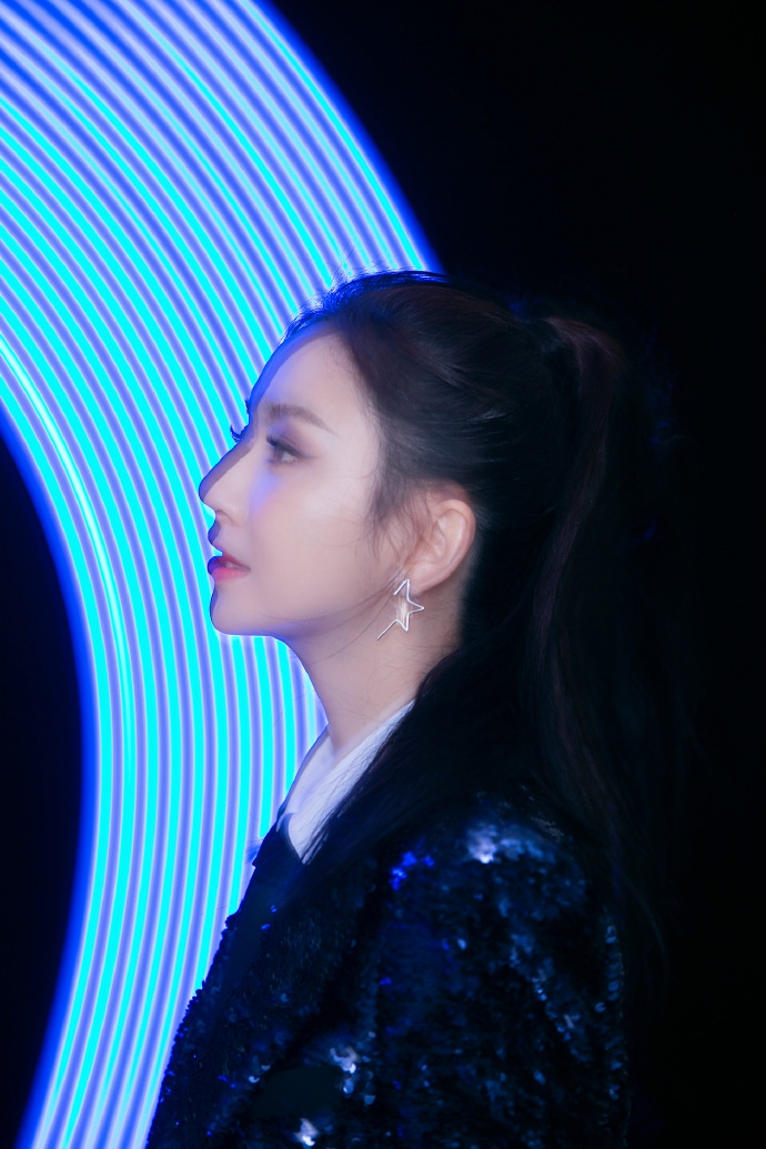 佟丽娅穿亮片西装搭热裤秀美腿 扎高马尾大气利落气场强