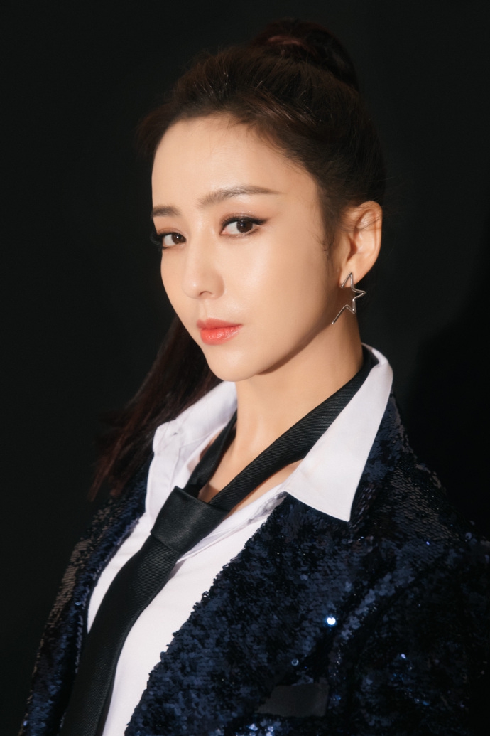 佟丽娅穿亮片西装搭热裤秀美腿 扎高马尾大气利落气场强