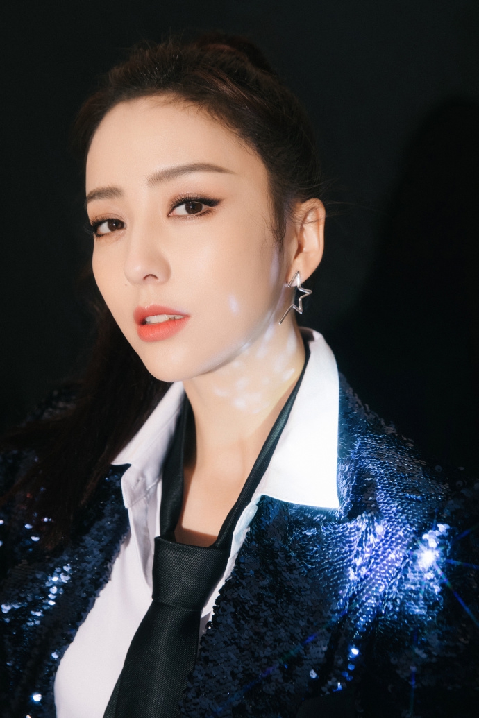 佟丽娅穿亮片西装搭热裤秀美腿 扎高马尾大气利落气场强