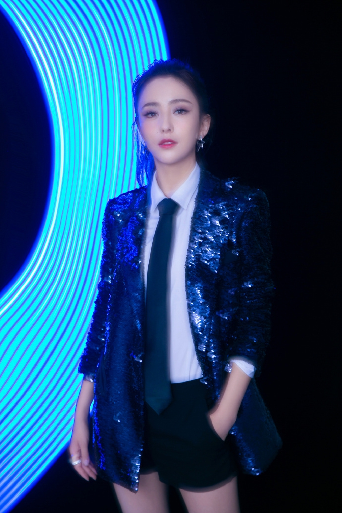 佟丽娅穿亮片西装搭热裤秀美腿 扎高马尾大气利落气场强