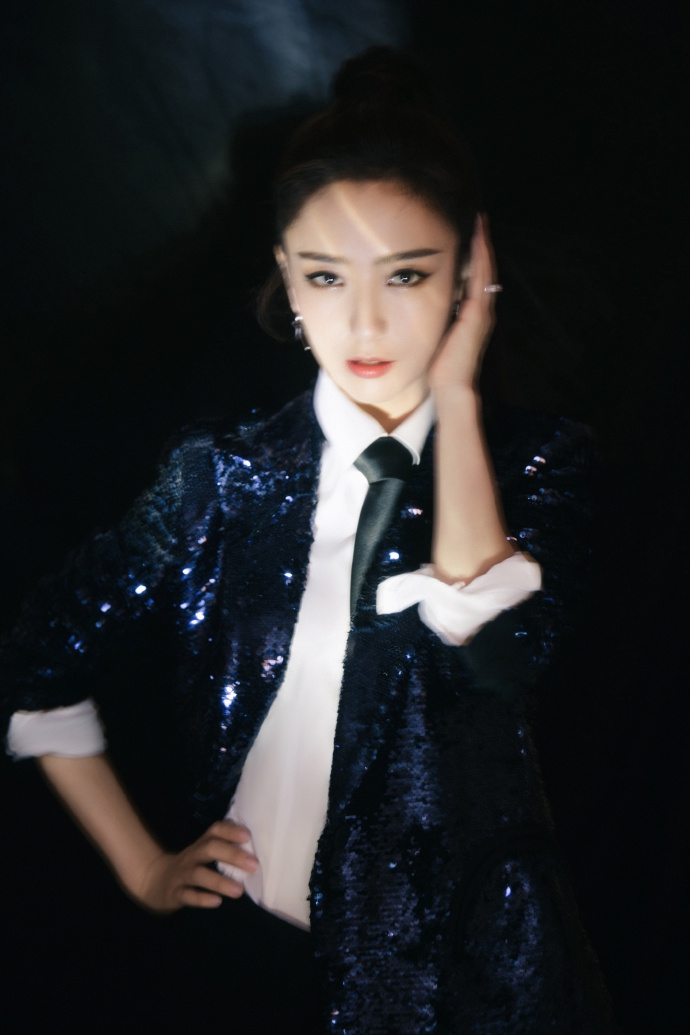 佟丽娅穿亮片西装搭热裤秀美腿 扎高马尾大气利落气场强