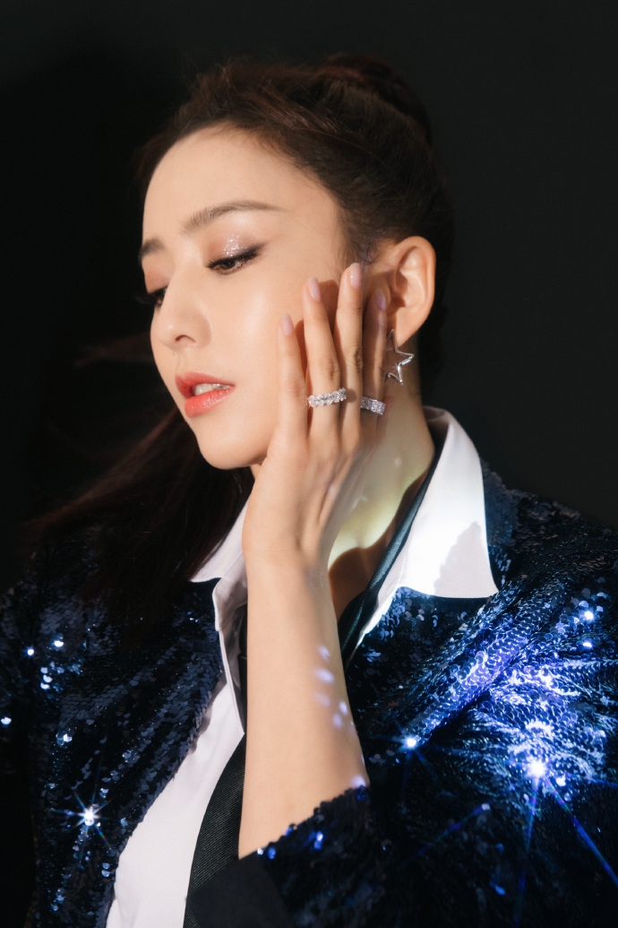 佟丽娅穿亮片西装搭热裤秀美腿 扎高马尾大气利落气场强