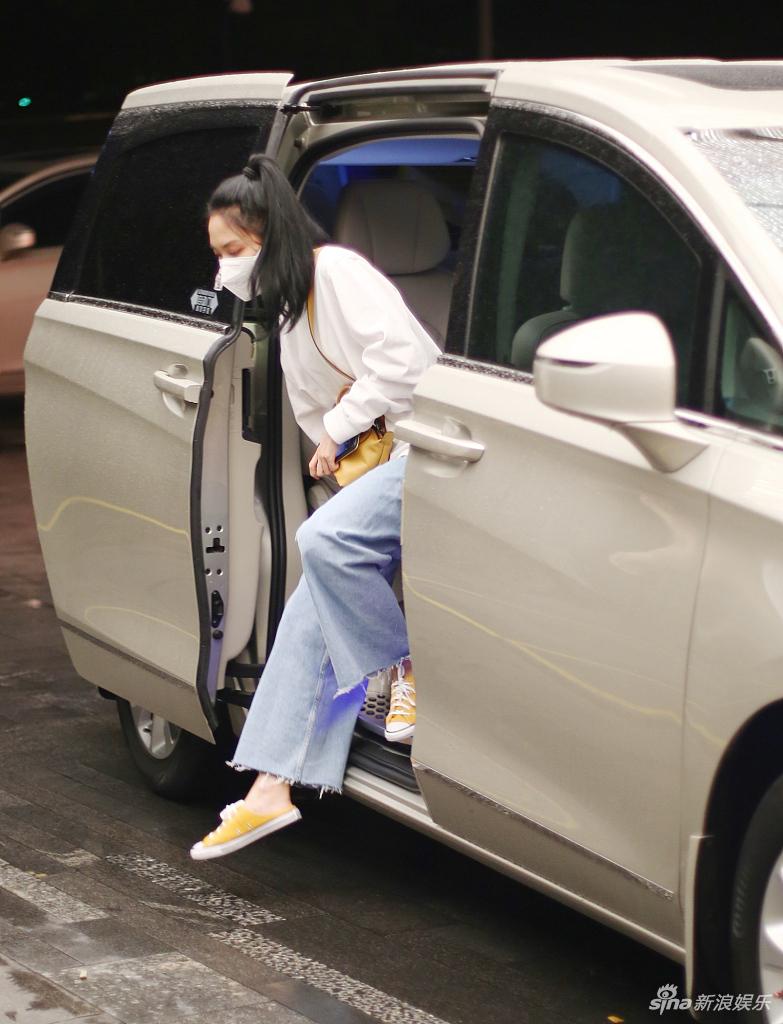 王霏霏造型朴素抵达酒店 专注玩手机低头不说话