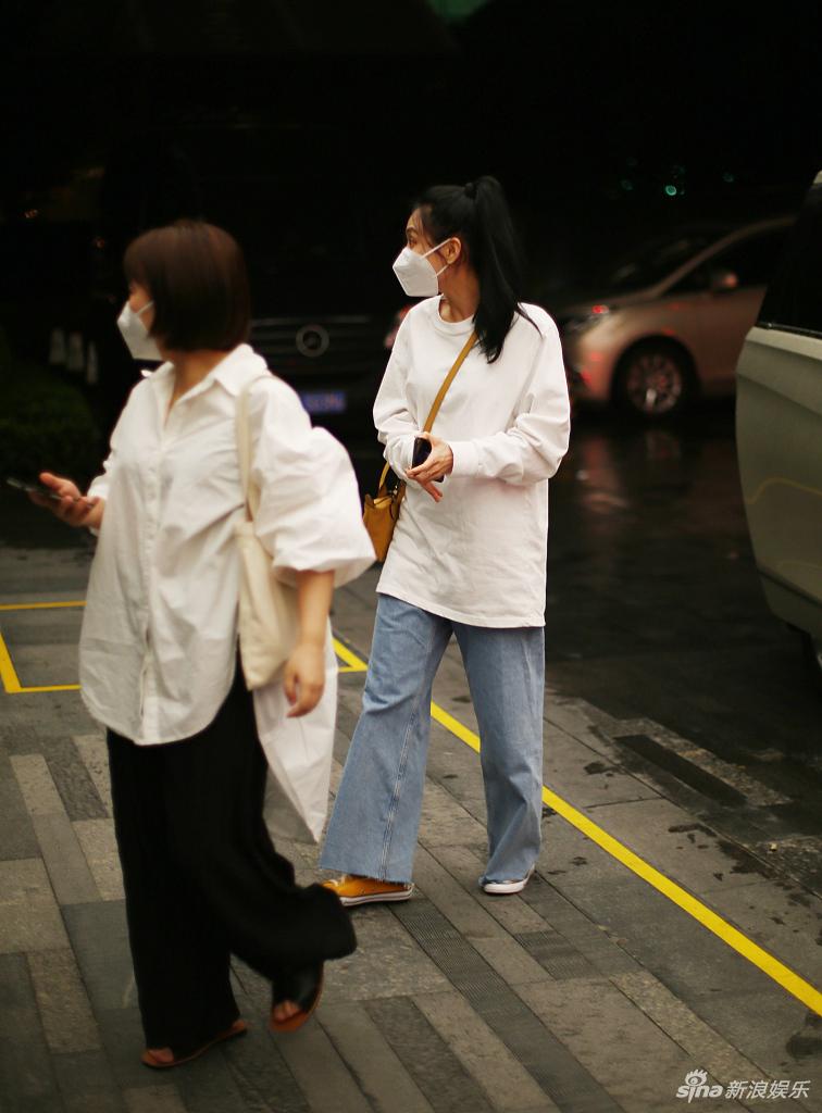 王霏霏造型朴素抵达酒店 专注玩手机低头不说话