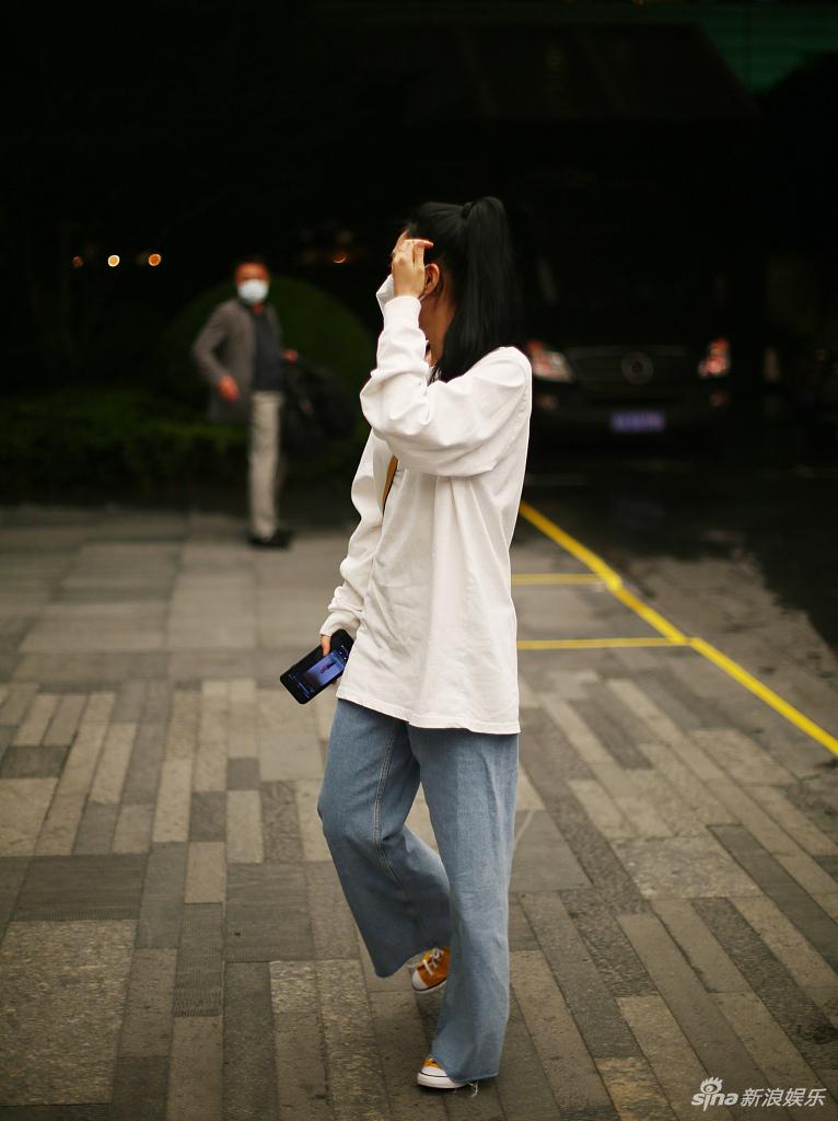 王霏霏造型朴素抵达酒店 专注玩手机低头不说话