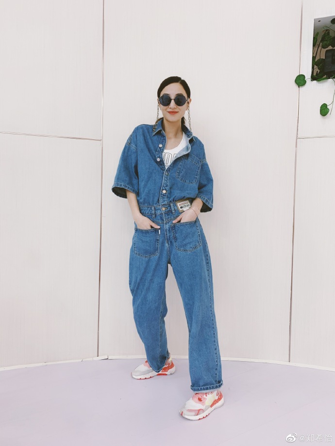 郑希怡练舞look美又飒 穿连体牛仔裤秀大长腿