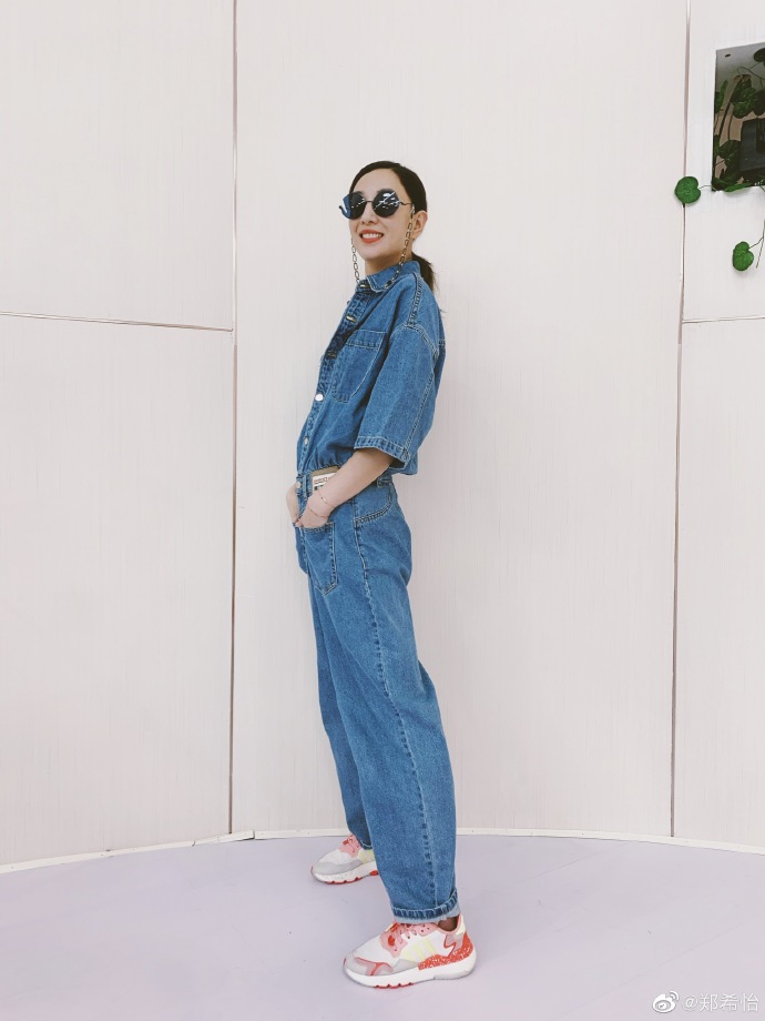 郑希怡练舞look美又飒 穿连体牛仔裤秀大长腿