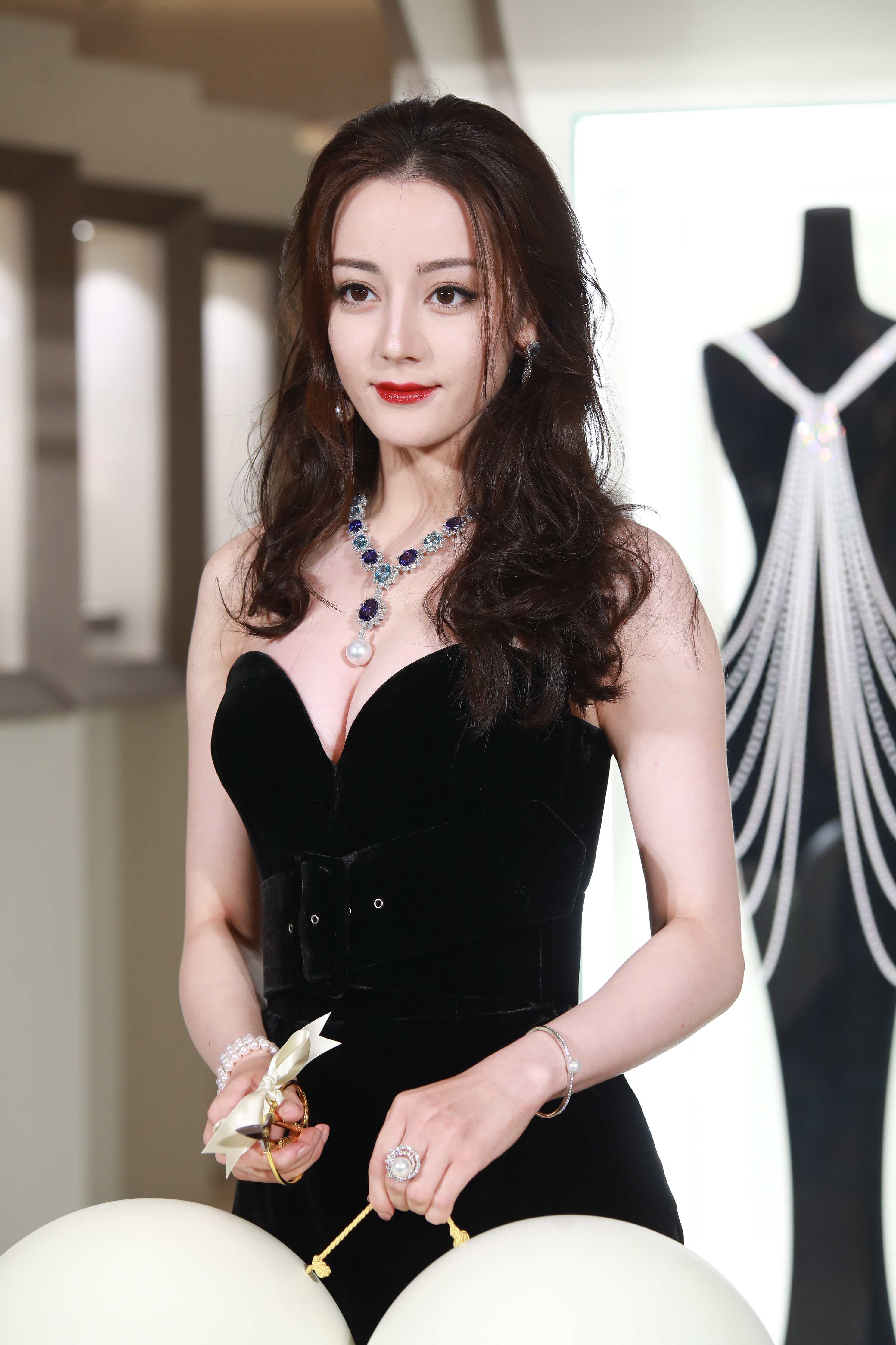 迪丽热巴穿长裙露细白长腿 身材凹凸有致超吸睛