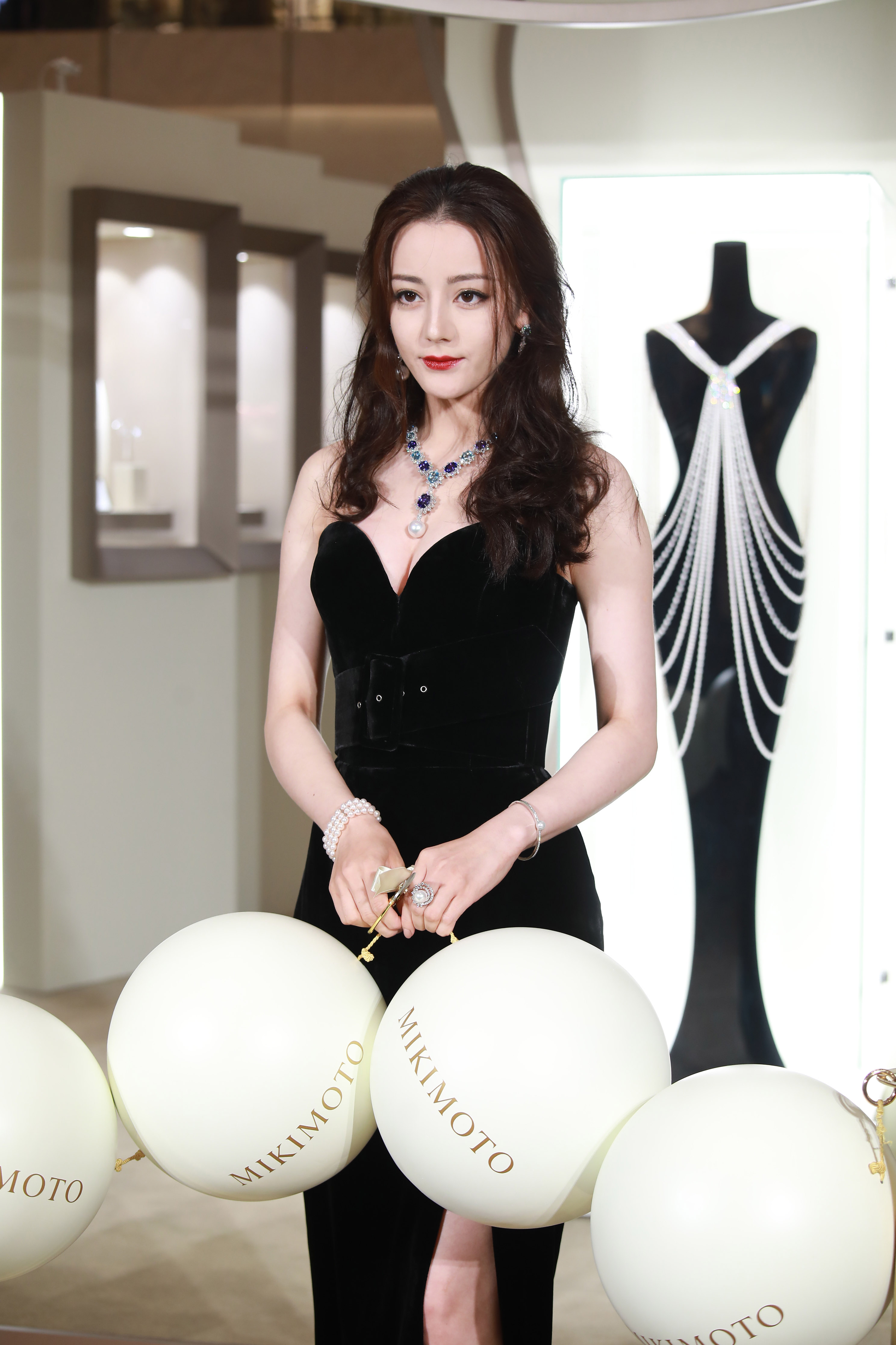 迪丽热巴穿长裙露细白长腿 身材凹凸有致超吸睛