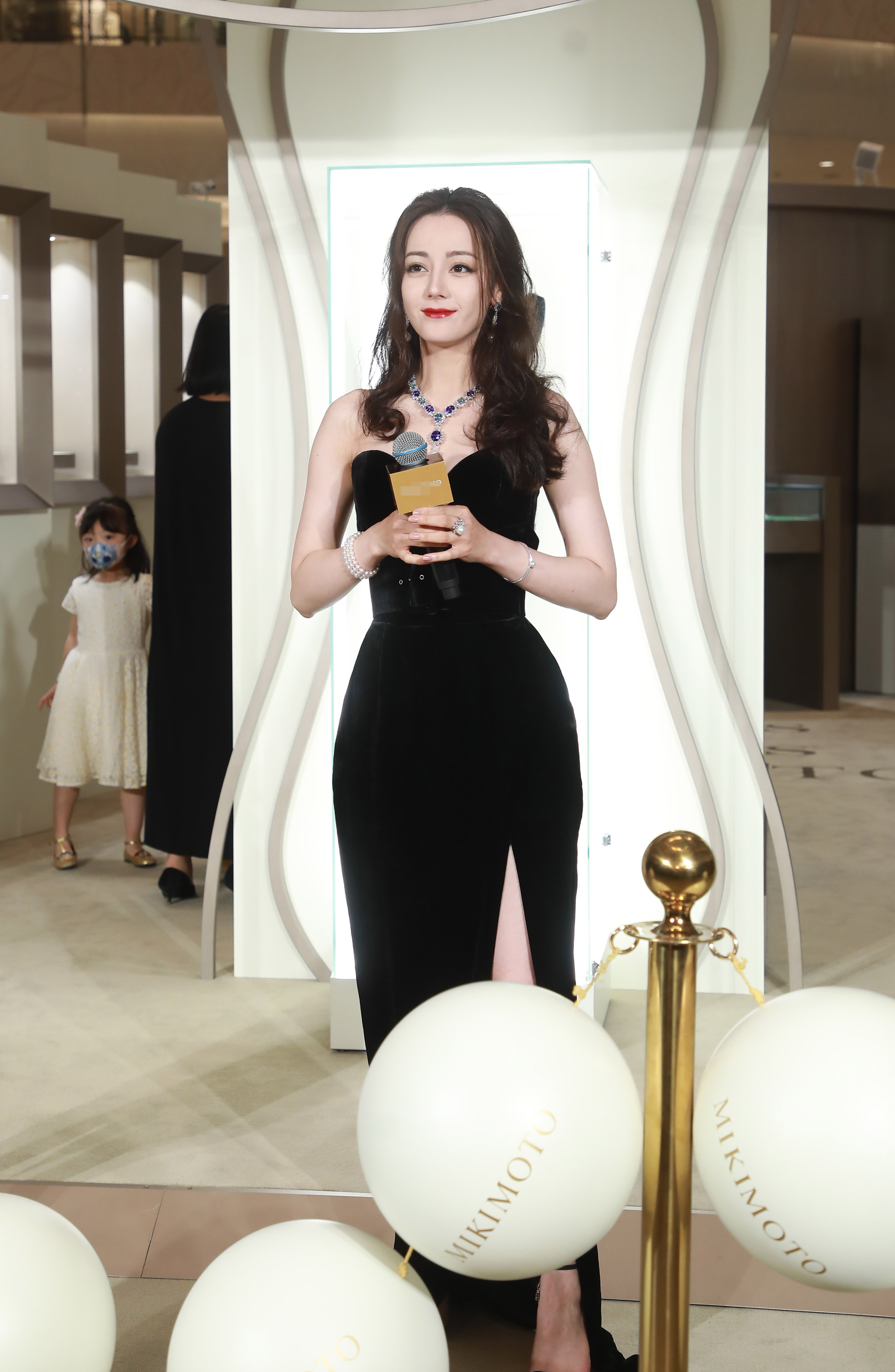 迪丽热巴穿长裙露细白长腿 身材凹凸有致超吸睛