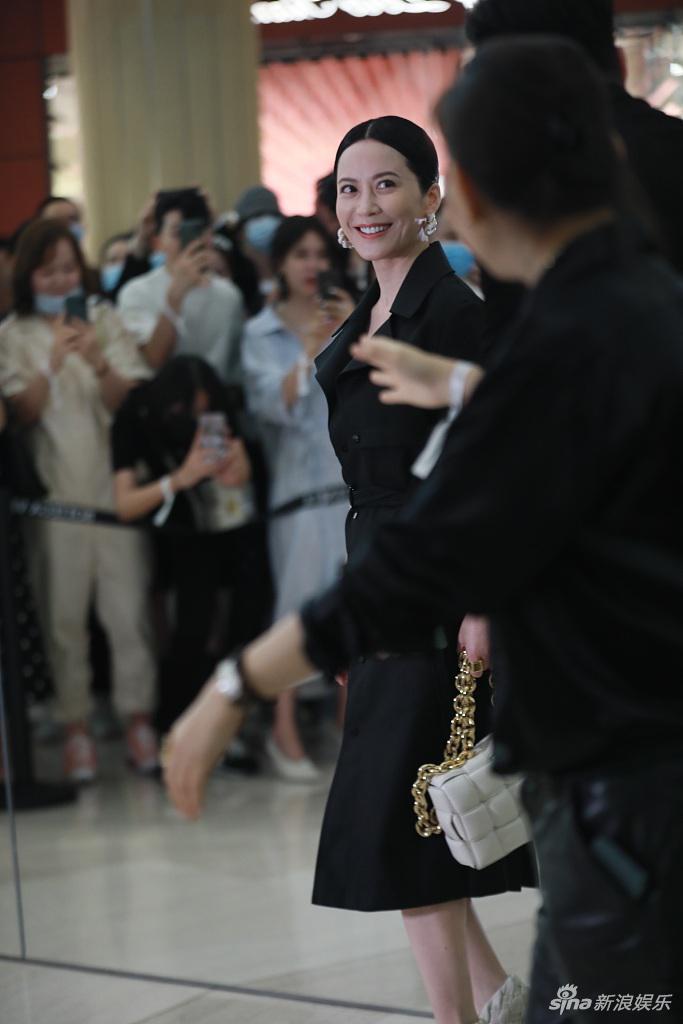 生图能打！49岁俞飞鸿保养得宜笑容迷人