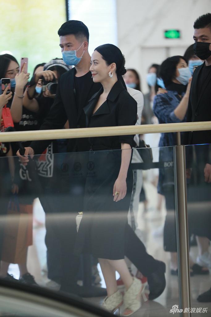 生图能打！49岁俞飞鸿保养得宜笑容迷人