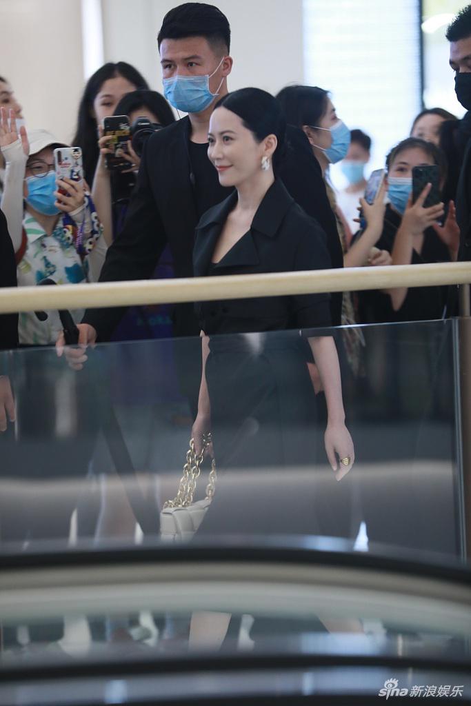 生图能打！49岁俞飞鸿保养得宜笑容迷人