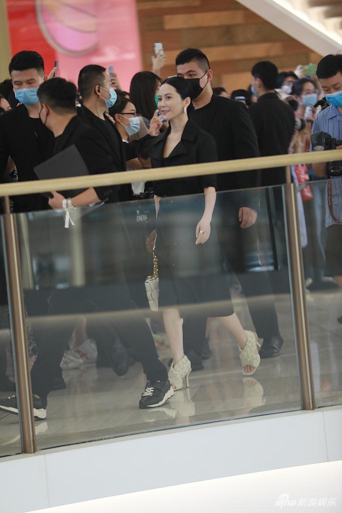 生图能打！49岁俞飞鸿保养得宜笑容迷人