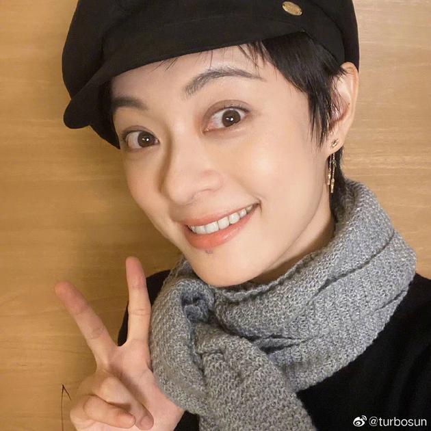 孙俪收女儿送的玫瑰茶 小花手写“我爱你”超暖心