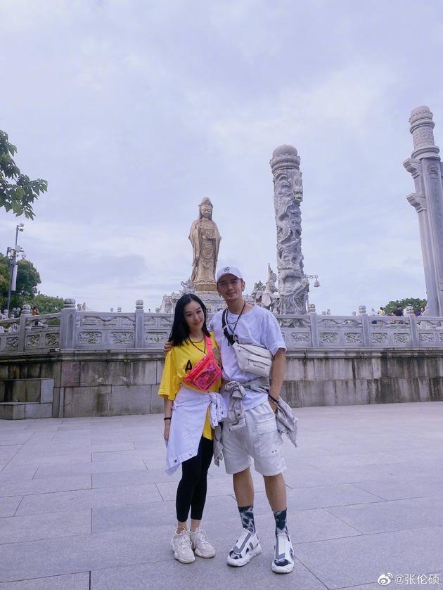 张伦硕分享与钟丽缇合照 两人对镜浅笑画面温馨