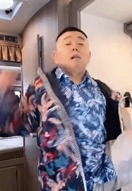 潘长江打石膏跳爷爷版无价之姐 舞姿妖娆表情逗趣