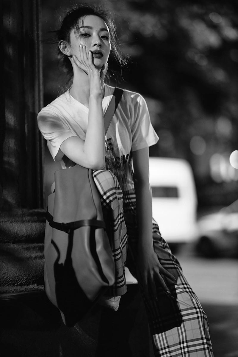 孙佳雨夏夜街拍大片曝光 慵懒随性风格多变