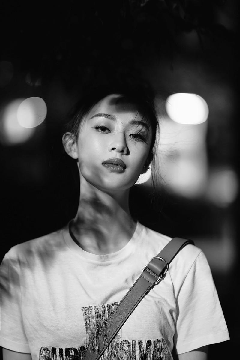 孙佳雨夏夜街拍大片曝光 慵懒随性风格多变