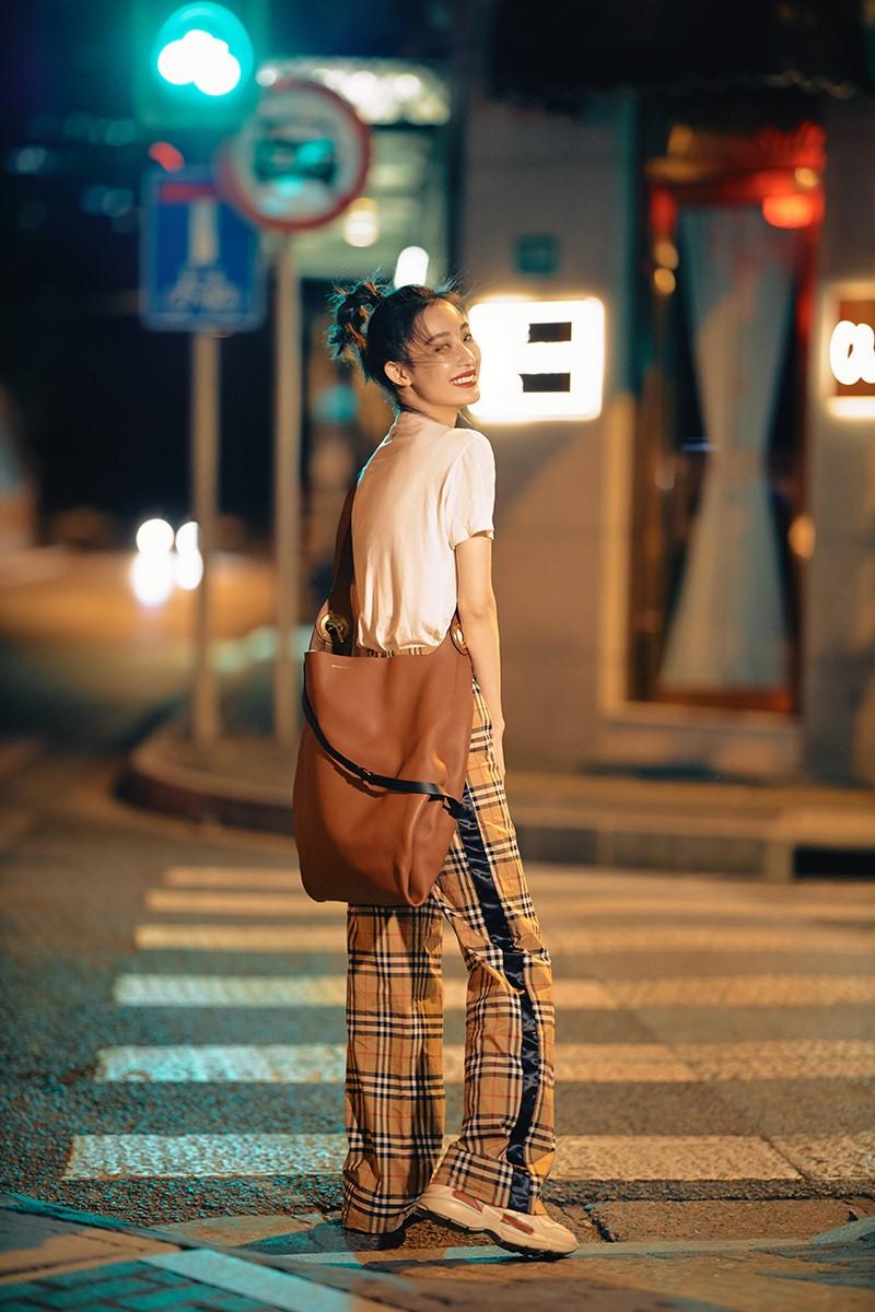 孙佳雨夏夜街拍大片曝光 慵懒随性风格多变