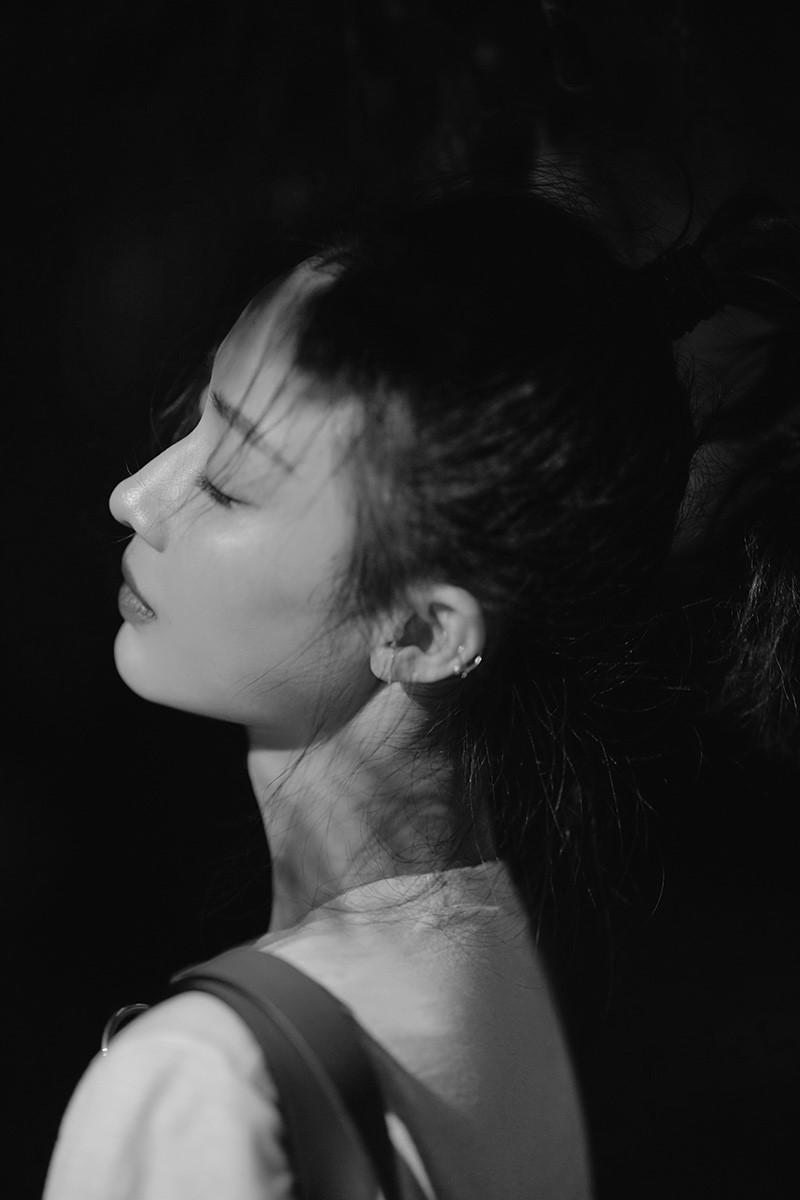 孙佳雨夏夜街拍大片曝光 慵懒随性风格多变