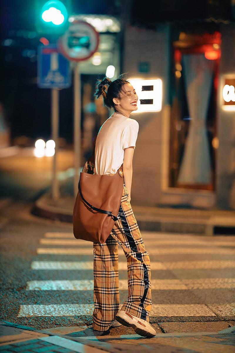 孙佳雨夏夜街拍大片曝光 慵懒随性风格多变