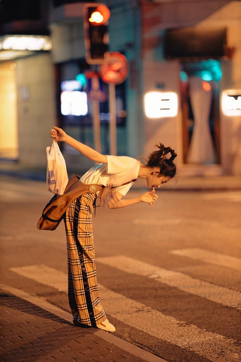 孙佳雨夏夜街拍大片曝光 慵懒随性风格多变