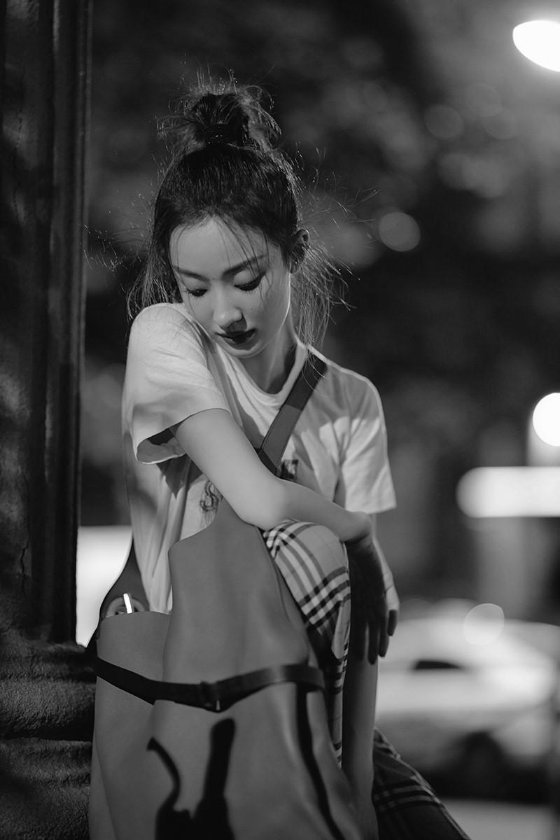 孙佳雨夏夜街拍大片曝光 慵懒随性风格多变