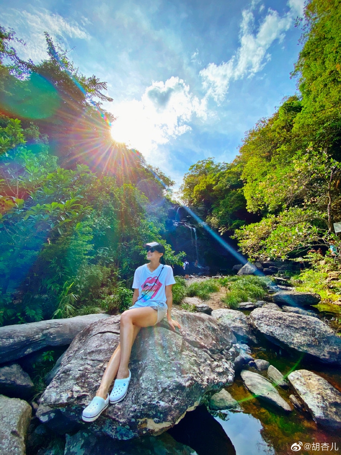 胡杏儿一家三口出游瀑布前合影 小奕霆脸蛋红扑扑超软萌