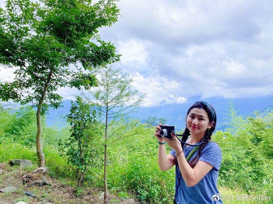 Selina梳双麻花辫清爽减龄 晒摄影作品幸福称有成就感