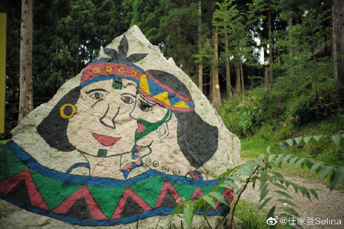 Selina梳双麻花辫清爽减龄 晒摄影作品幸福称有成就感