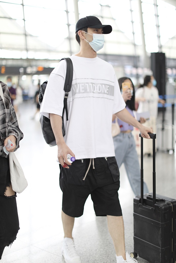 高伟光穿白T搭短裤清爽干净 自推行李箱气场十足