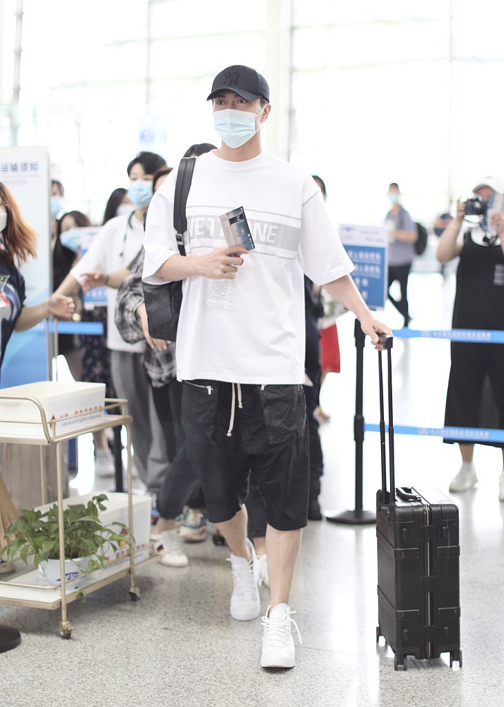 高伟光穿白T搭短裤清爽干净 自推行李箱气场十足