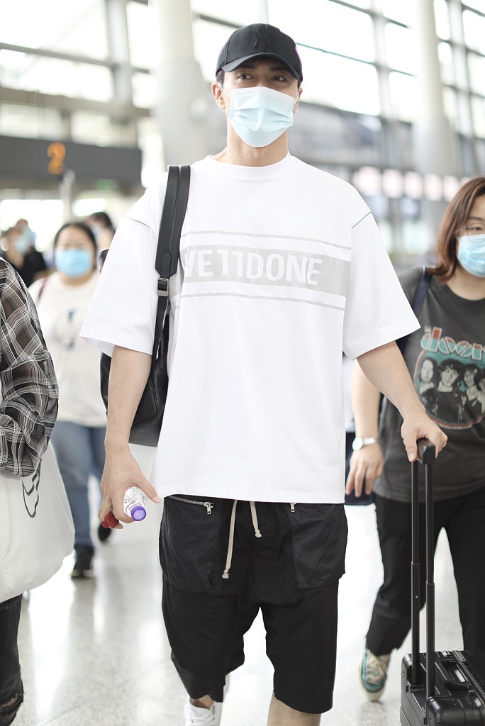 高伟光穿白T搭短裤清爽干净 自推行李箱气场十足