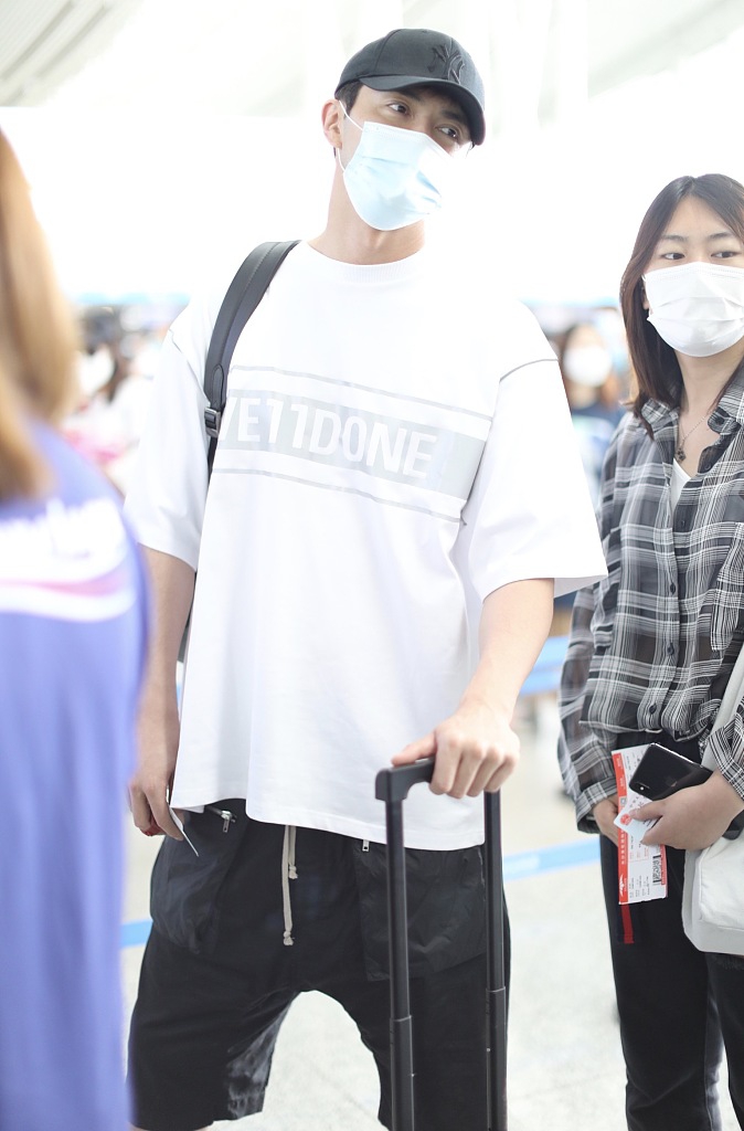 高伟光穿白T搭短裤清爽干净 自推行李箱气场十足