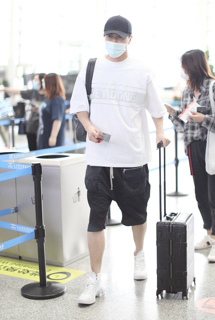 高伟光穿白T搭短裤清爽干净 自推行李箱气场十足