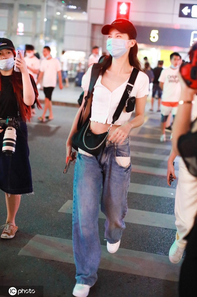 晨晨子的“A4腰”绝了！金晨穿短款上衣大秀小蛮腰