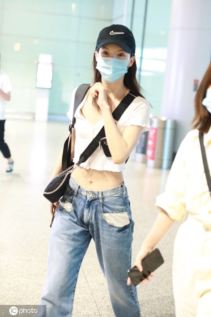 晨晨子的“A4腰”绝了！金晨穿短款上衣大秀小蛮腰