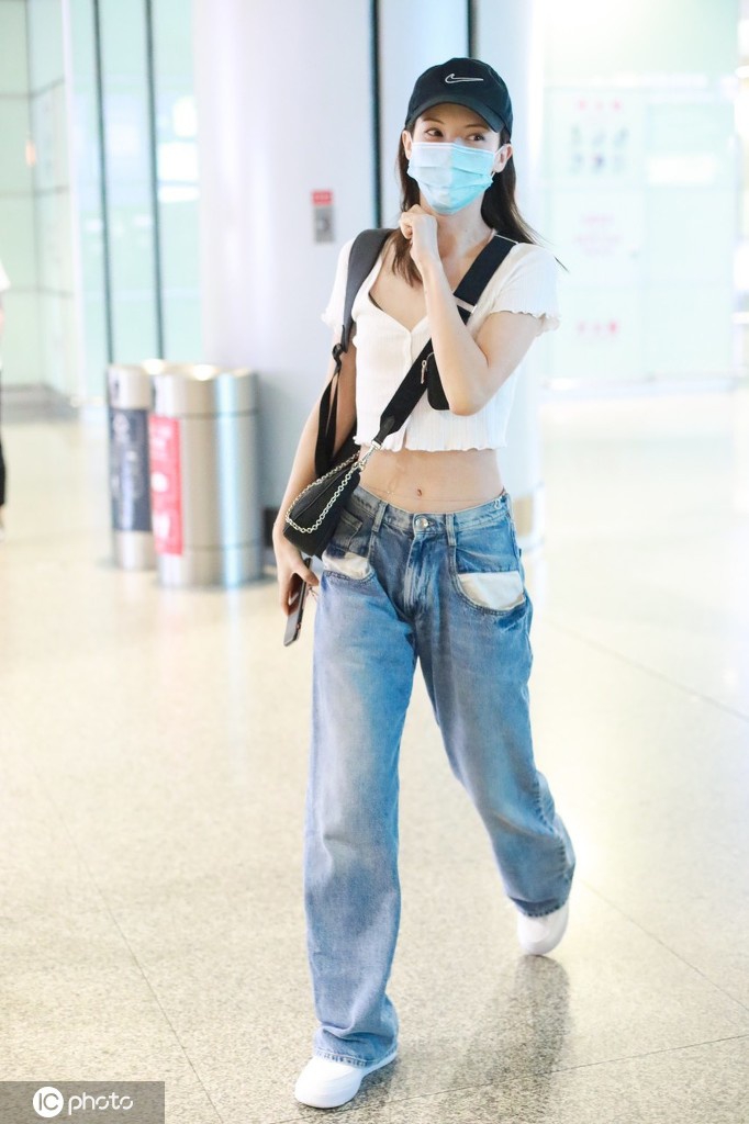 晨晨子的“A4腰”绝了！金晨穿短款上衣大秀小蛮腰