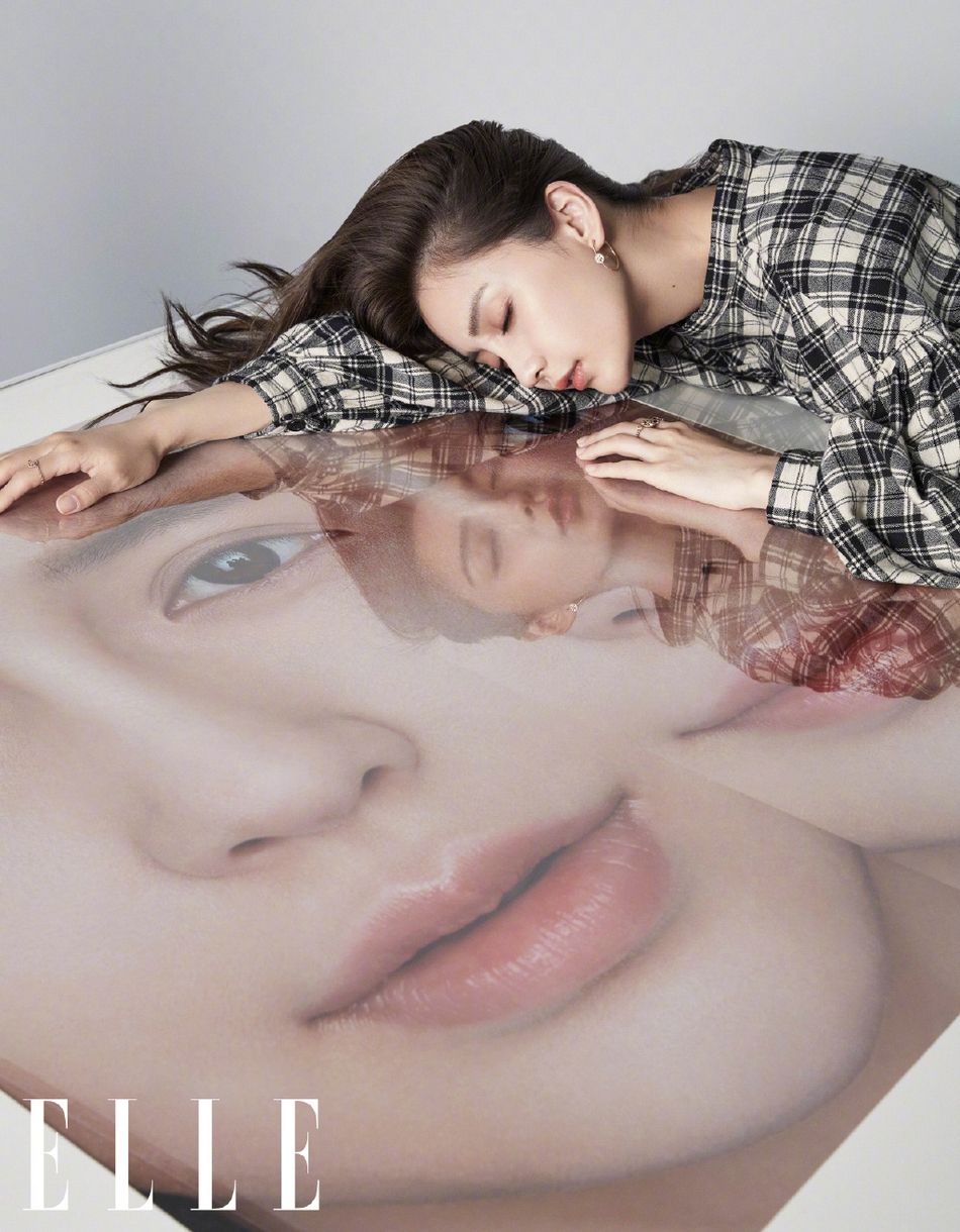 Angelababy戴波点发带潮酷满分 镜像式互动展多面风格