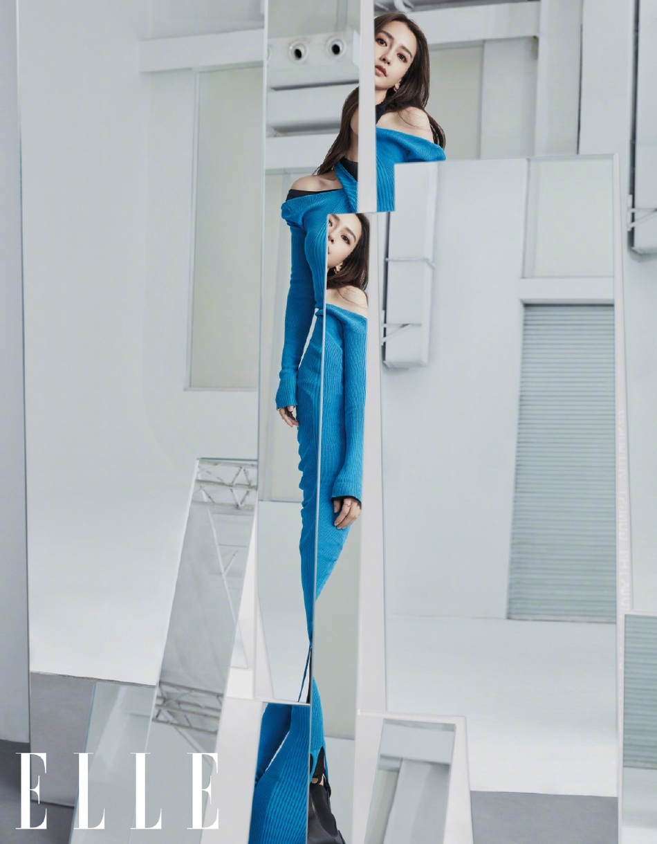 Angelababy戴波点发带潮酷满分 镜像式互动展多面风格