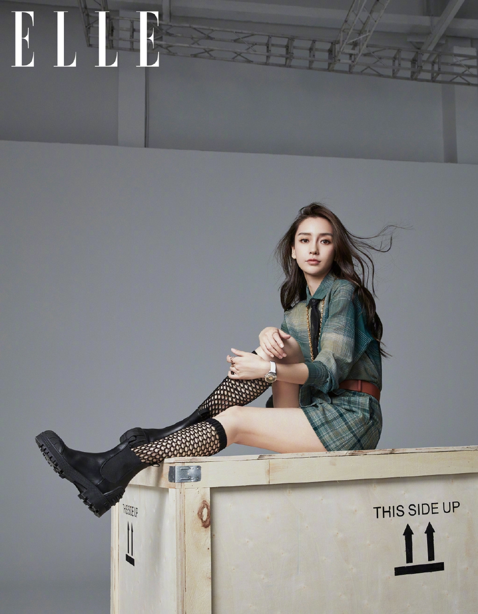 Angelababy戴波点发带潮酷满分 镜像式互动展多面风格