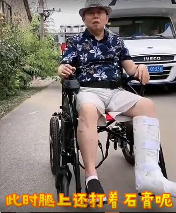 潘长江打石膏跳爷爷版无价之姐 舞姿妖娆表情逗趣