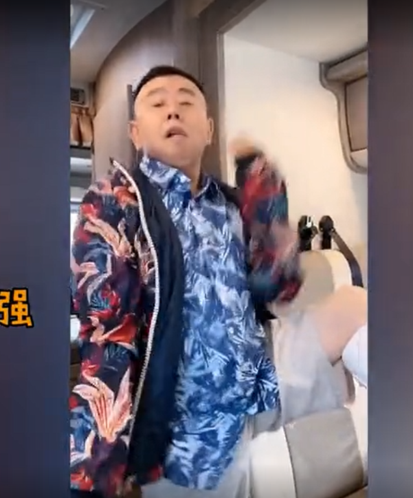 潘长江打石膏跳爷爷版无价之姐 舞姿妖娆表情逗趣