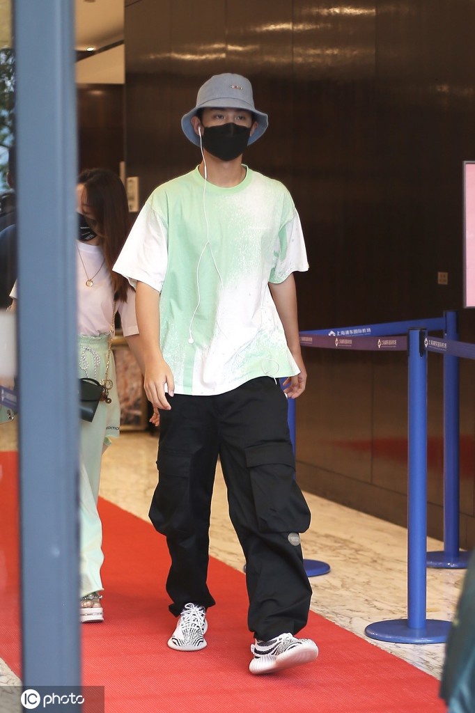 黄明昊穿淡绿色T恤出街 大步流星难掩帅气