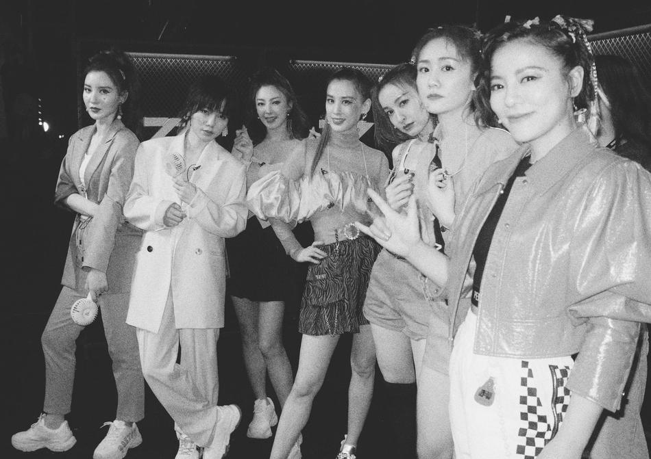 许飞再晒她镜头下的姐姐们 自侃吃着锅里看着碗里