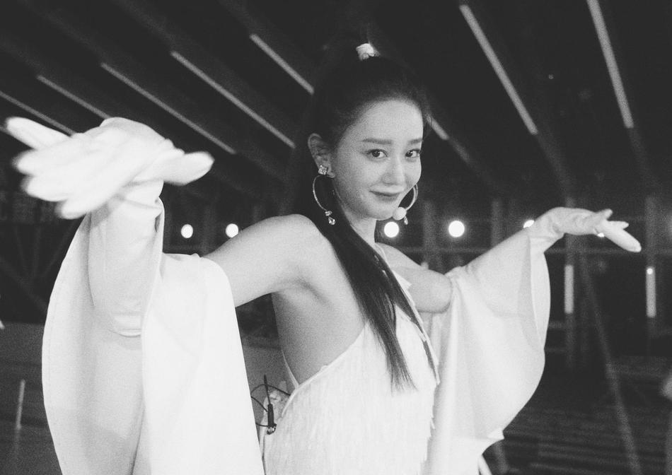 许飞再晒她镜头下的姐姐们 自侃吃着锅里看着碗里