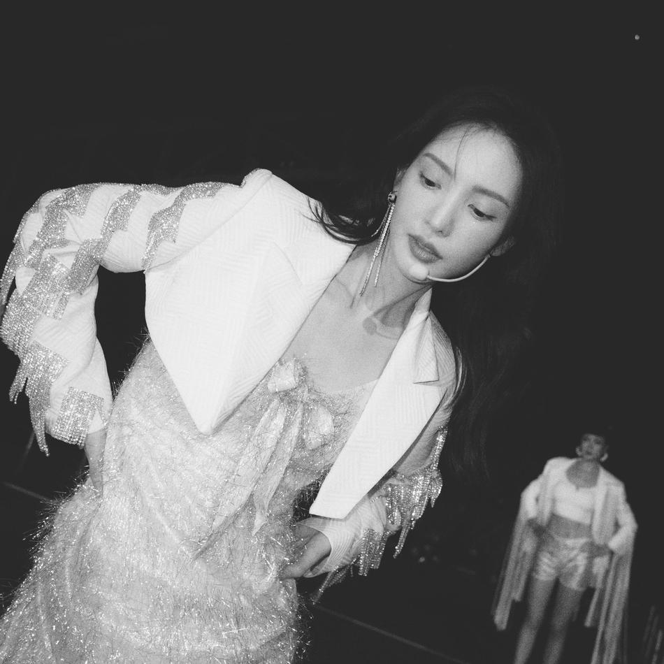 许飞再晒她镜头下的姐姐们 自侃吃着锅里看着碗里